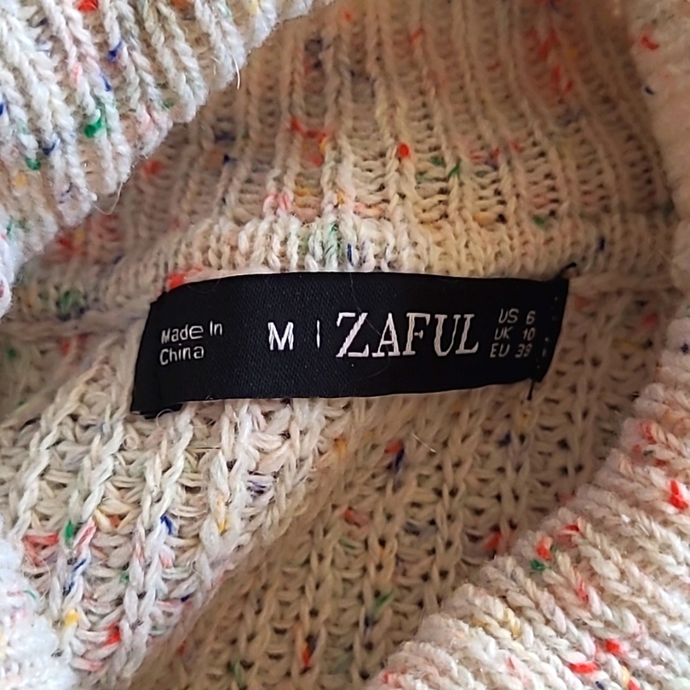 ⭐ $5 ⭐ Destroyed/Frayed Cream Turtleneck Sweater Size Medium - Picture 5 of 10